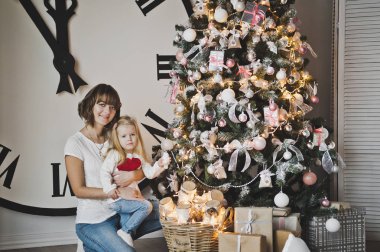 Anne ve kızı büyük beyaz saatler ve Ch arka plan üzerinde