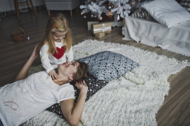 Küçük kız yavaşça, anne 7349 okşayarak.