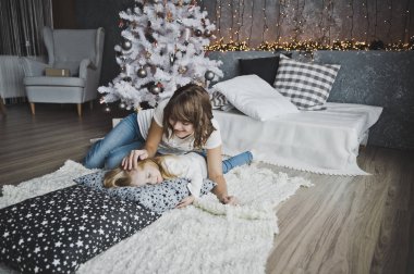 Yavaşça uyuyan kız saç 7355 okşayarak anne.