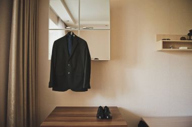 Erkek takım elbise bir askı 7386.