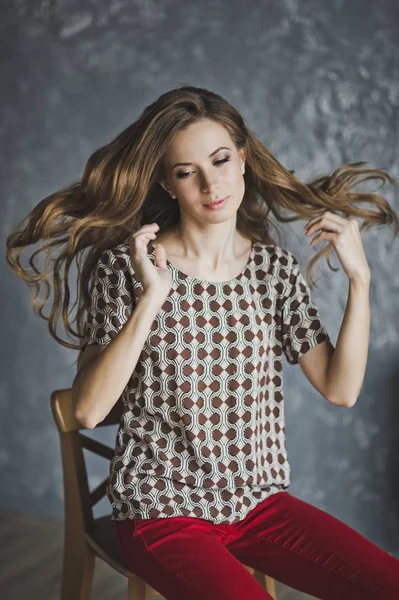 A menina joga seu cabelo comprido 6938 . — Fotografia de Stock