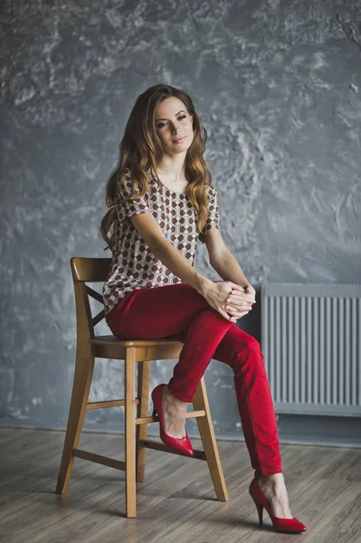Studio portrait de femme en jean rouge 6940 . — Photo