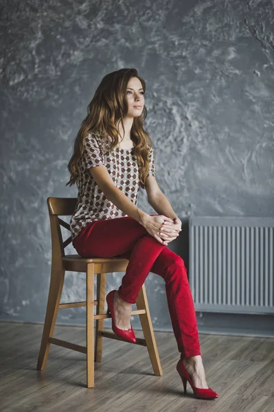 Studio portrait de femme en jean rouge 6941 . — Photo