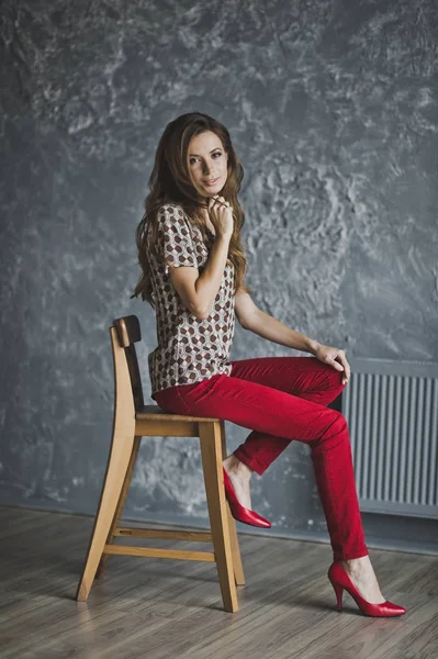 Estúdio retrato de mulher em jeans vermelhos 6942 . — Fotografia de Stock