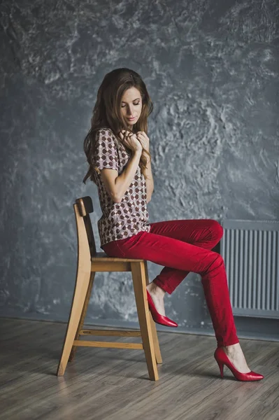 Estúdio retrato de mulher em jeans vermelhos 6943 . — Fotografia de Stock