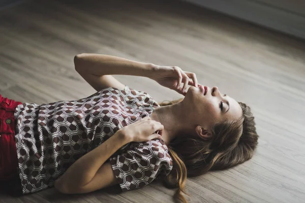 Portrait of a girl with flowing hair lying on the floor 6967. — Stock Photo, Image