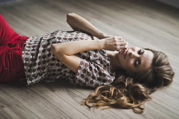 The girl in a fit of tenderness lying on the floor 6973. — Stock Photo, Image