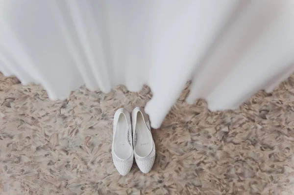 Buty ślubne białe o sukni 7008. — Zdjęcie stockowe
