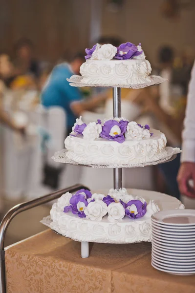 A three-storey cake on a stand 7042. — Stock Photo, Image