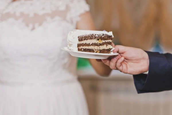 El proceso de separar un pastel de cumpleaños para los invitados 7047 . — Foto de Stock