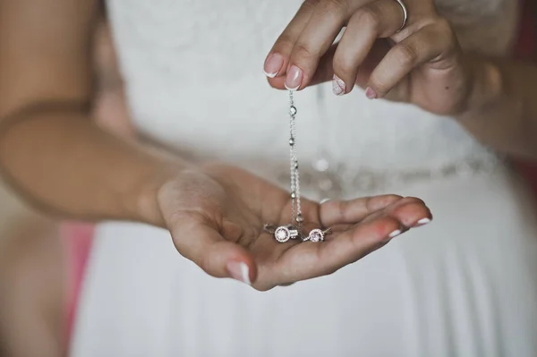 Jewelry in the hands of the bride 7055. — Stock Photo, Image