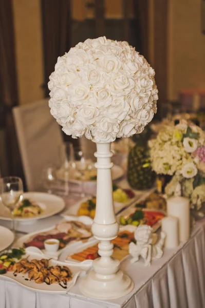 Servido para una mesa decorada con flores 7069 . — Foto de Stock