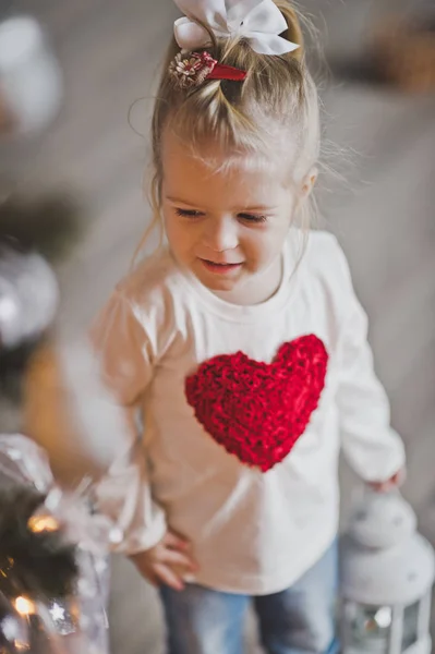 Patrón de suéter infantil en forma de un enorme corazón rojo 7229 . — Foto de Stock
