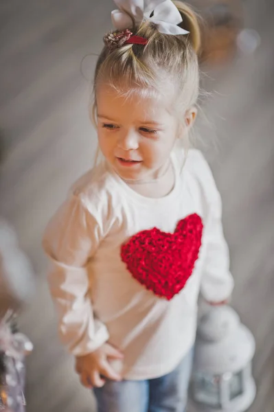 Bambino maglione modello in forma di un enorme rosso cuore 7228 . — Foto Stock