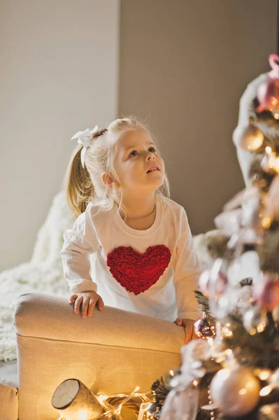 Retrato de un niño en decoraciones navideñas 7280 . — Foto de Stock