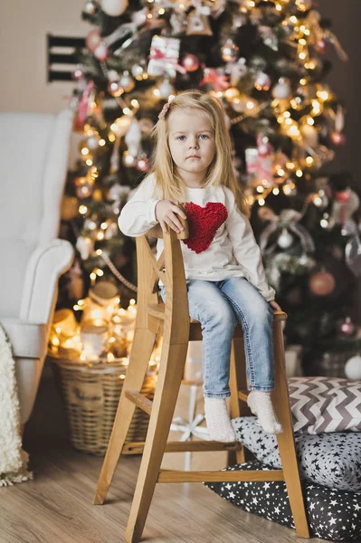 Retrato de un niño sobre un fondo de árbol de Navidad decorado — Foto de Stock