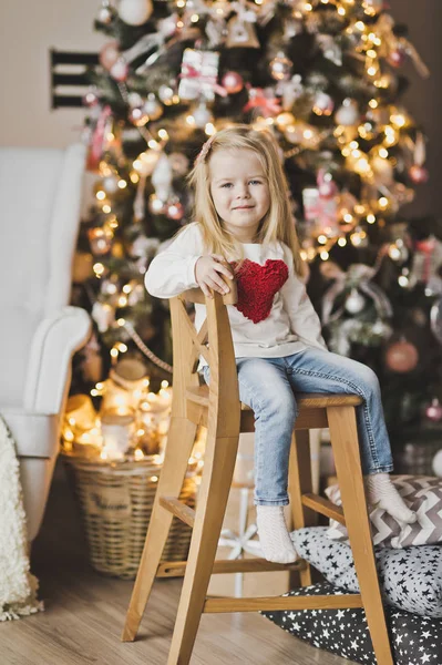 크리스마스 트리 장식의 배경에 아이의 초상화 — 스톡 사진