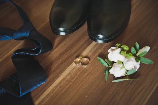 Corbata, anillos y zapatos con un boutonniere 7384 . —  Fotos de Stock