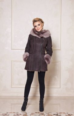 7494 giyim kadın hakkında reklam afiş fotoğrafları.