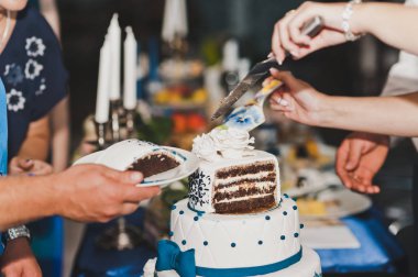 Çift düğün pastası 7681 misafirler için paylaşılan..