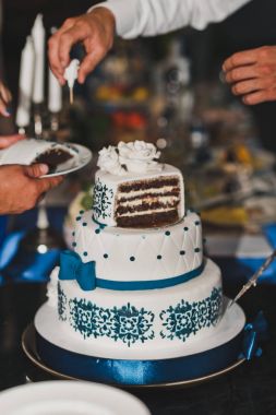 Çift düğün pastası misafirler için 7682 paylaştı..