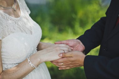 7690 elele insanlar birbirlerine sevgi dolu.