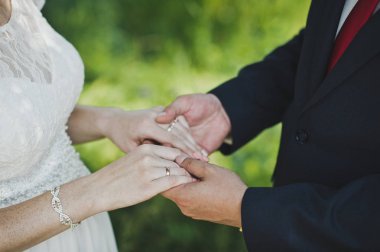 7689 elele insanlar birbirlerine sevgi dolu.