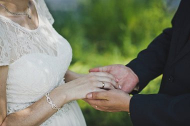 7691 elele insanlar birbirlerine sevgi dolu.