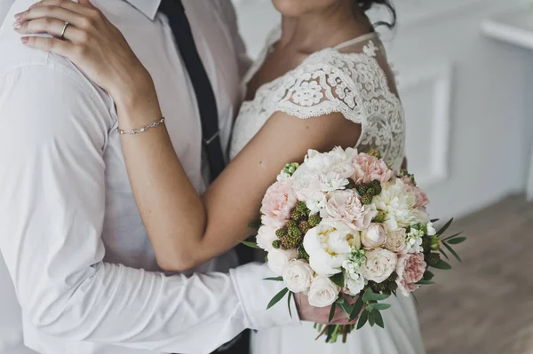 Man hugs een taille van de dames een boeket bloemen 7396 houden. — Stockfoto