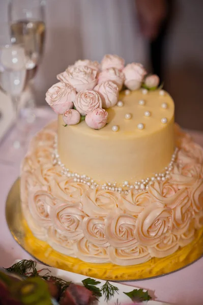 O bolo de casamento é dourado 7400 . — Fotografia de Stock