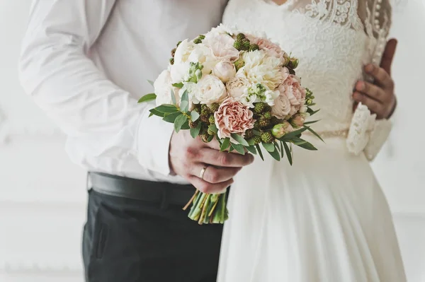 Homme câlins un womans taille tenant un bouquet de fleurs 7398 . — Photo