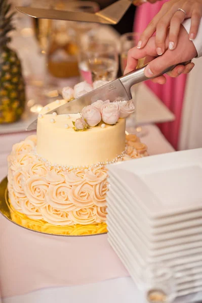 Ręki z nożem tnie tort weselny 7405. — Zdjęcie stockowe