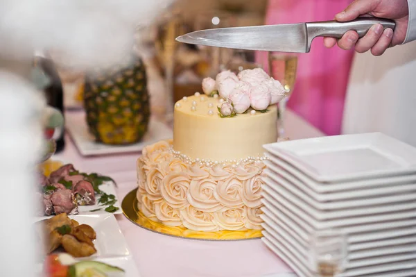 La main avec le couteau coupe le gâteau de mariage 7403 . — Photo