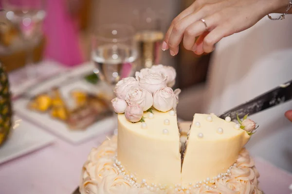 Uppdelningen av kakan i flera stycken för gäster 7410. — Stockfoto