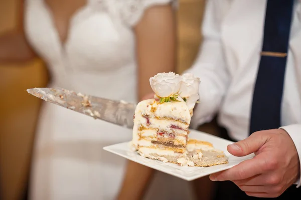 Hochzeitstorte wird für Gäste in Stücke geteilt. — Stockfoto