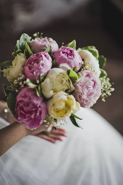 A noiva segura em sua mão um enorme buquê 7450 . — Fotografia de Stock