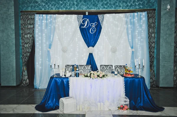 Feestelijke hal ingericht met blauwe en witte stoffen 7578. — Stockfoto