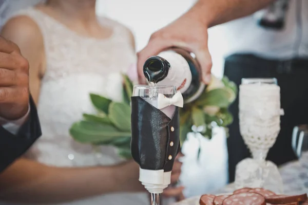 The process of filling the glass of champagne 7657. — Stock Photo, Image