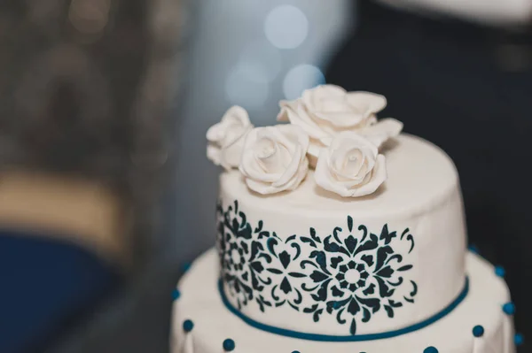 Decorado con patrón azul en un pastel de boda 7677 . —  Fotos de Stock