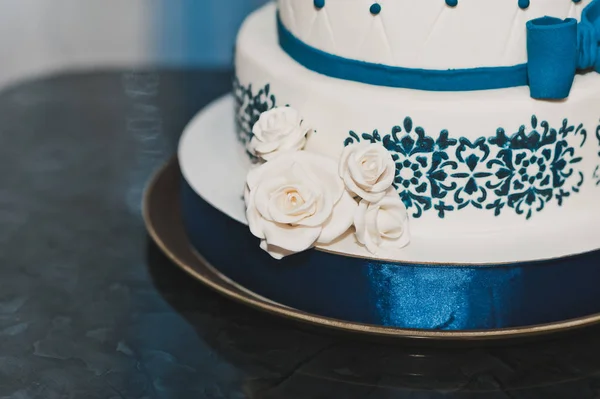 Decorado con patrón azul en un pastel de boda 7678 . —  Fotos de Stock