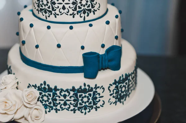 Decorado con patrón azul en un pastel de boda 7679 . —  Fotos de Stock