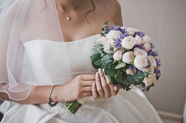 La mariée tient un délicat bouquet de fleurs 7693 . — Photo