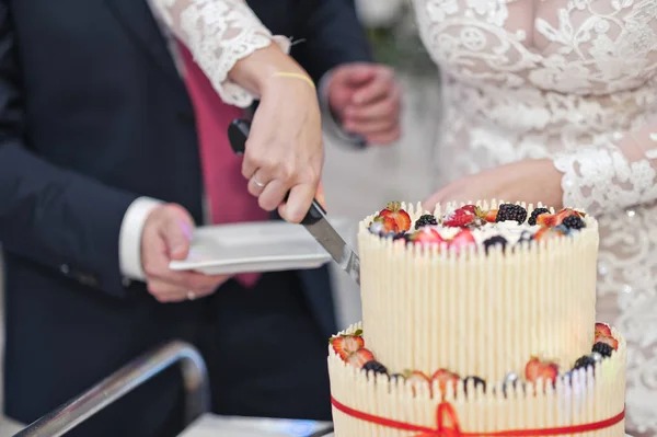 Le couple divisé en parts d'un gâteau de mariage 7714 . — Photo