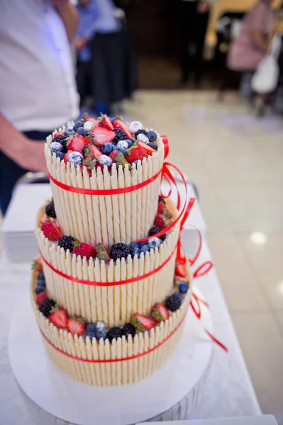 The couple divided into shares of a wedding cake 7716. — Stock Photo, Image