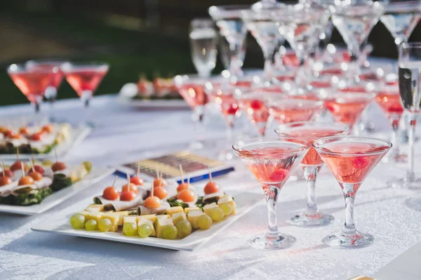 Tavolo con snack e una piramide di bicchieri di champagne 7720 . — Foto Stock