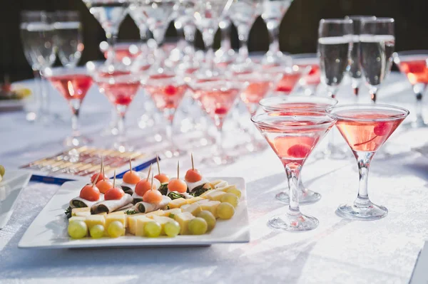 Tavolo con snack e una piramide di bicchieri di champagne 7721 . — Foto Stock