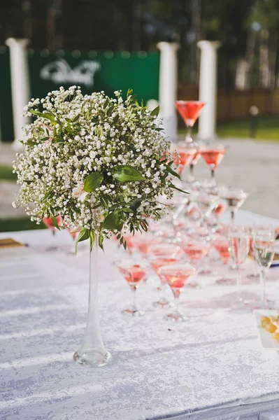 Tavolo con snack e una piramide di bicchieri di champagne 7722 . — Foto Stock