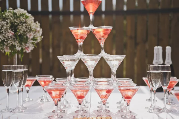 Hermosa mesa de vacaciones con aperitivos y una pirámide de gafas 772 — Foto de Stock