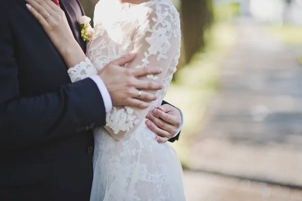 Het echtpaar knuffelen op de achtergrond is de zomer van de steeg — Stockfoto