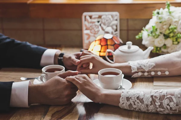 Χέρι-χέρι αντικριστά με τσάι ανάμεσα 7764. — Φωτογραφία Αρχείου